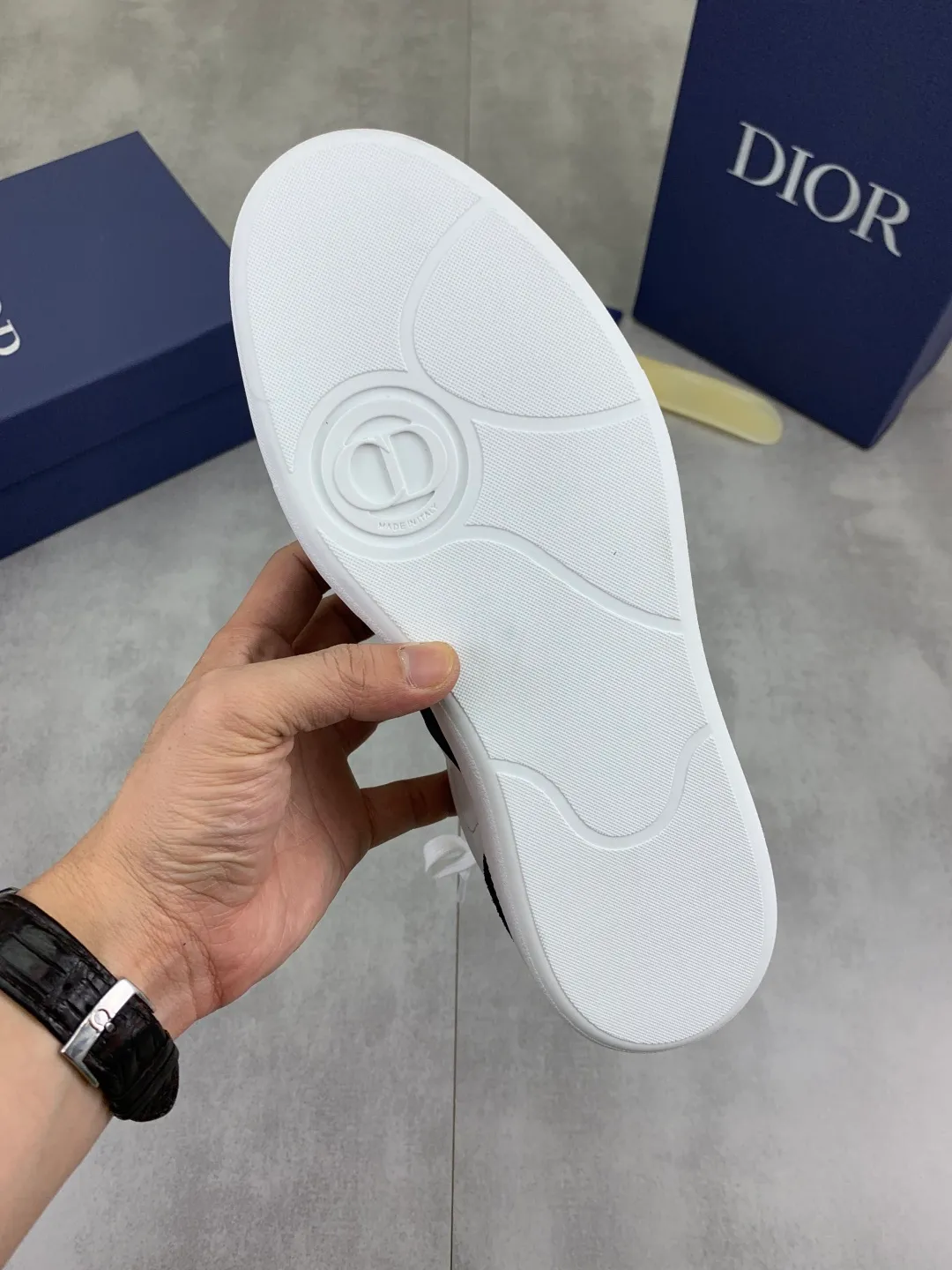 Men's shoes 💰P360 New Dior B01 moral training shoes, white first-layer cowhide, original molded outsole. New to the fall collection, this sneaker marks the return of a Dior classic, reinterpreted in a stylish and elegant silhouette. Crafted from white smooth first-grain cowhide with a tonal silk sheepskin lining, it features the Dior logo on the tongue and inner sides, and a CD icon on the heel. Paired with Tpu anti-slip soles of the same color, it can be matched with various styles to create a sophisticated look.  Code number: 38-44